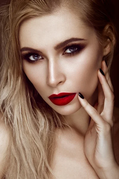Vackra sexiga Blondinen med sensuella läppar, Mode hår, svart konst naglar. Skönhet ansikte. — Stockfoto