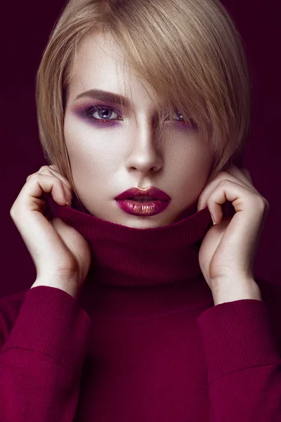 Piękna blond kobieta w czerwonym swetrze z makijażu jasne i ciemne usta. Piękna twarz. — Zdjęcie stockowe