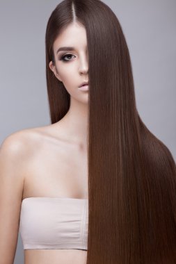 Güzel esmer kız mükemmel düz saçlı ve klasik makyaj. Güzellik. 