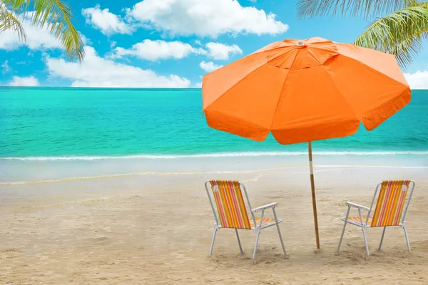 Chaise lounge e guarda-chuva na praia — Fotografia de Stock