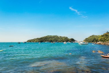 Tropik plaj manzarası. Santa Catarina eyaletindeki Bombinhas plajı.