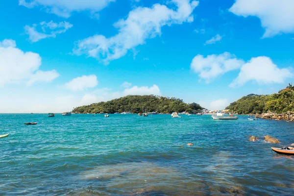 Tropik plaj manzarası. Santa Catarina eyaletindeki Bombinhas plajı.