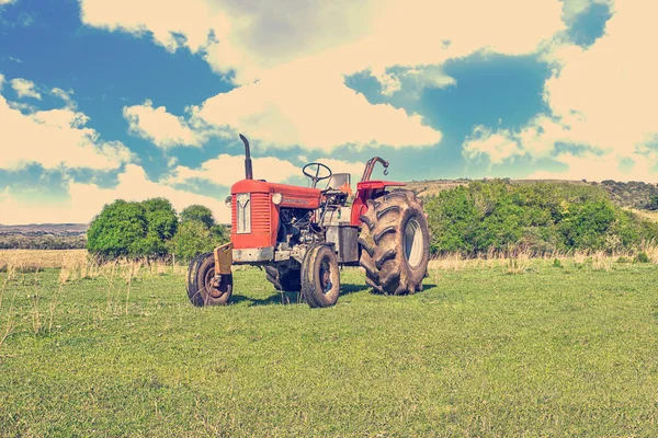 Traktor auf dem Feld — Stockfoto