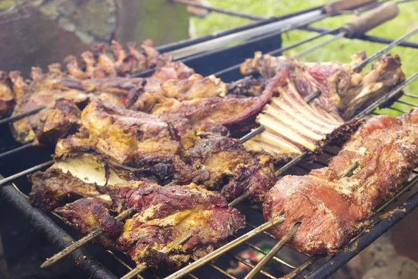 Bife de churrasco no espeto sobre fundo preto gastronomia brasileira