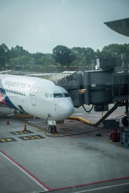 Malezya Havayolları uçakları, yer mürettebatı uçağı hazırlarken...