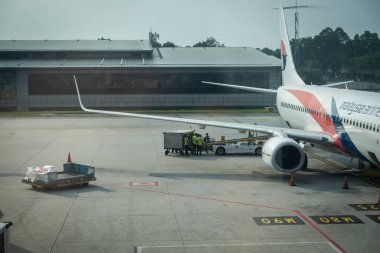 Malezya Havayolları uçakları, yer mürettebatı uçağı hazırlarken...