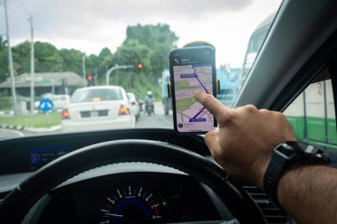 Arabanın içinde Waze navigasyon uygulaması olan bir iPhone X. Waze iyi seyrüsefer için popülerlik kazandı.
