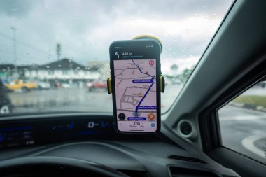 Arabanın içinde Waze navigasyon uygulaması olan bir iPhone X. Waze iyi seyrüsefer için popülerlik kazandı.