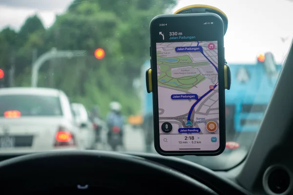 Iphone Aplikacją Nawigacyjną Waze Wewnątrz Samochodu Waze Zyskał Popularność Dzięki — Zdjęcie stockowe