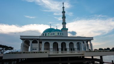 Kuching 'in güzel yüzen camisi ya da günbatımında Hindistan Mescidi olarak bilinen.