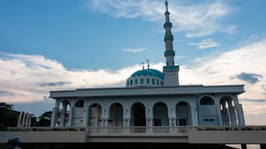 Kuching 'in güzel yüzen camisi ya da günbatımında Hindistan Mescidi olarak bilinen.