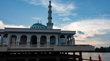 Kuching 'in güzel yüzen camisi ya da günbatımında Hindistan Mescidi olarak bilinen.