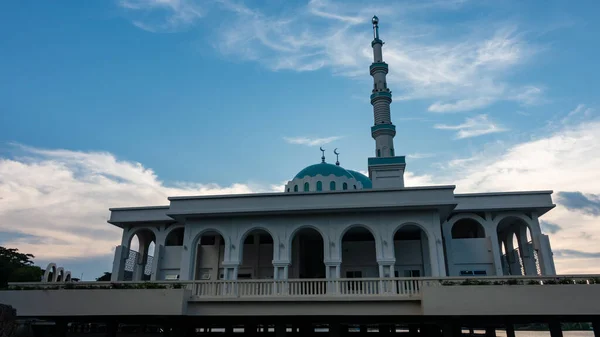 Piękny Pływający Meczet Kuching Lub Lokalnie Znany Jako Masjid India — Zdjęcie stockowe