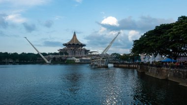 Sarawak Yasama Binası veya Kuching Rıhtımı 'ndaki Dewan Undangan Negeri Sarawak..