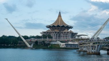 Sarawak Yasama Binası veya Kuching Rıhtımı 'ndaki Dewan Undangan Negeri Sarawak..