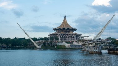Sarawak Yasama Binası veya Kuching Rıhtımı 'ndaki Dewan Undangan Negeri Sarawak..