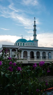 Kuching 'in güzel yüzen camisi ya da günbatımında Hindistan Mescidi olarak bilinen.