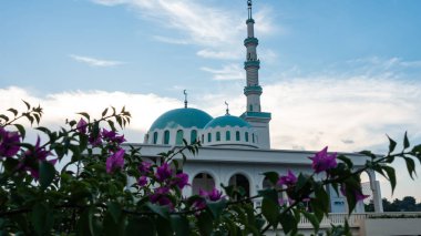 Kuching 'in güzel yüzen camisi ya da günbatımında Hindistan Mescidi olarak bilinen.