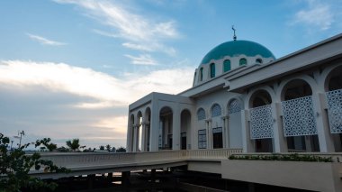 Kuching 'in güzel yüzen camisi ya da günbatımında Hindistan Mescidi olarak bilinen.