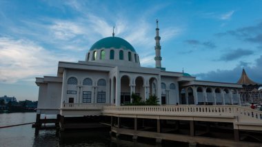 Kuching 'in güzel yüzen camisi ya da günbatımında Hindistan Mescidi olarak bilinen.