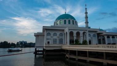 Kuching 'in güzel yüzen camisi ya da günbatımında Hindistan Mescidi olarak bilinen.