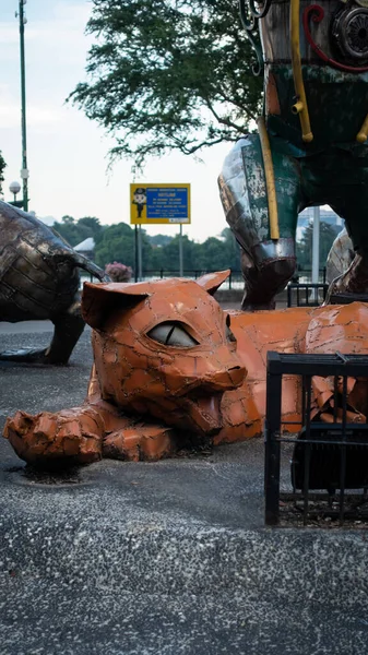 位于马来西亚库庆市中心的猫纪念碑外 由于该地区有大量的猫 古晋常被称为 猫之城 — 图库照片