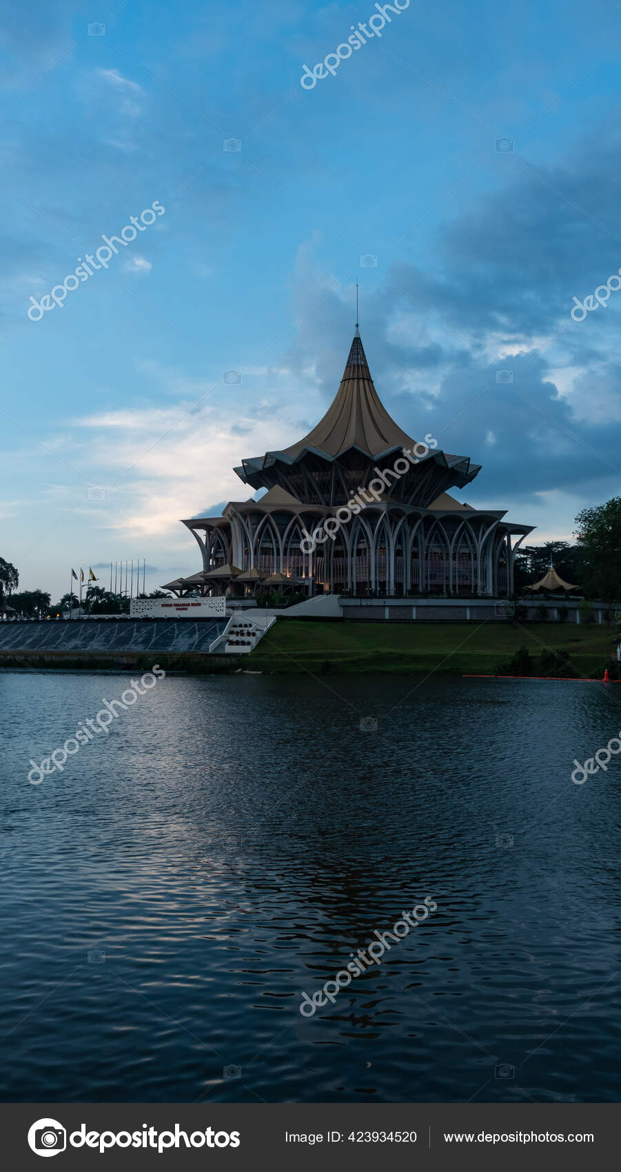Gedung Legislatif Sarawak Atau Dewan Undangan Negeri Sarawak Pantai Kuching Stok Foto Editorial C Fadhli Adnan19 Gmail Com 423934520