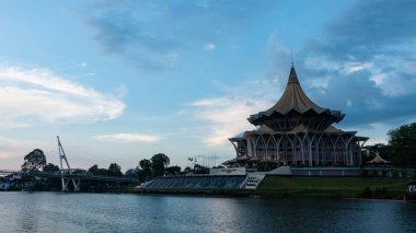 Sarawak Yasama Binası veya Kuching Rıhtımı 'ndaki Dewan Undangan Negeri Sarawak..