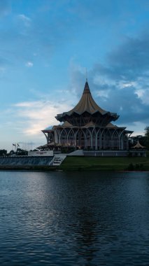 Sarawak Yasama Binası veya Kuching Rıhtımı 'ndaki Dewan Undangan Negeri Sarawak..