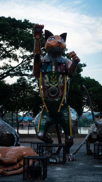 位于马来西亚库庆市中心的猫纪念碑外 由于该地区有大量的猫 古晋常被称为 猫之城 — 图库照片
