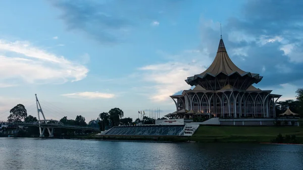 Νομοθετικό Κτίριο Sarawak Dewan Undangan Negeri Sarawak Στο Kuching Waterfront — Φωτογραφία Αρχείου