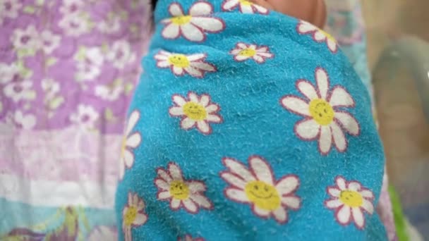 Cute Noworodka Chłopiec Wewnątrz Łóżeczka Szpitalu — Wideo stockowe