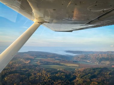 Gün batımında Cessna Uçak penceresinden güzel bir hava manzarası.