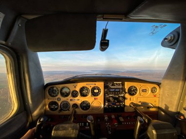 Cessna kokpiti pilot bakış açısından iç mekan