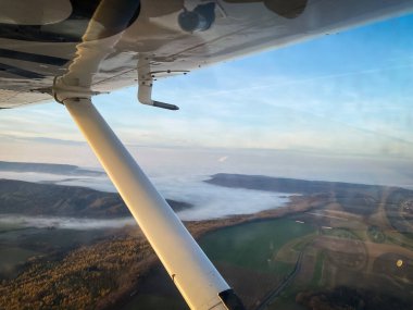 Gün batımında Cessna Uçak penceresinden güzel bir hava manzarası.