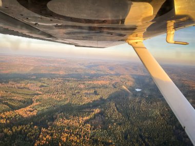 Gün batımında Cessna Uçak penceresinden güzel bir hava manzarası.