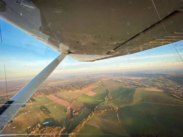 Gyönyörű Kilátás Nyílik Vidékre Naplementekor Egy Cessna Plane Ablakból — Stock Fotó