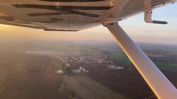 Vacker Flygbild Över Landskapet Solnedgången Från Ett Fönster Cessna Plane — Stockvideo