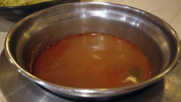 Fechado Tiro Sopa Fervente Dentro Shabu Shabu Tigela Barco Vapor — Vídeo de Stock