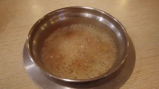 Закрыто Кипящего Супа Внутри Шабу Шабу Чаши Пароходом — стоковое видео