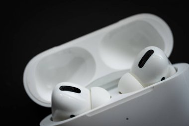 Apple Airpod Pro ahşap yüzeyde izole edildi. Yeni hava modülünün profosyoneli aktif gürültü kesme ve özelleştirilebilir uyum içeriyor