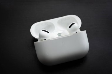 Apple Airpod Pro ahşap yüzeyde izole edildi. Yeni hava modülünün profosyoneli aktif gürültü kesme ve özelleştirilebilir uyum içeriyor