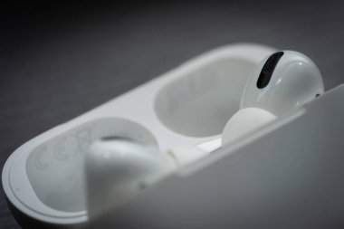 Apple Airpod Pro ahşap yüzeyde izole edildi. Yeni hava modülünün profosyoneli aktif gürültü kesme ve özelleştirilebilir uyum içeriyor