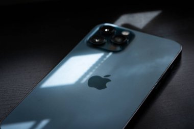 Yeni iPhone maksimum 12, Pasifik mavisi