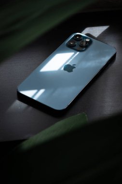 Yeni iPhone maksimum 12, Pasifik mavisi