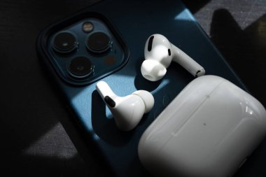 Apple Airpod Pro ahşap yüzeyde izole edildi. Yeni hava modülünün profosyoneli aktif gürültü kesme ve özelleştirilebilir uyum içeriyor