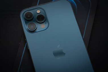 Yeni iPhone maksimum 12, Pasifik mavisi