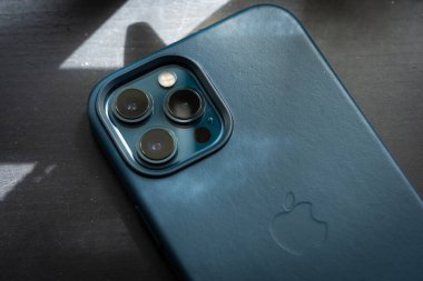 Yeni iPhone maksimum 12, Pasifik mavisi