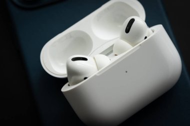 Apple Airpod Pro ahşap yüzeyde izole edildi. Yeni hava modülünün profosyoneli aktif gürültü kesme ve özelleştirilebilir uyum içeriyor