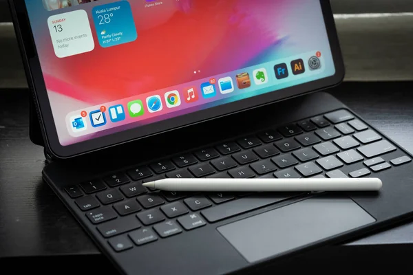 Apple Ipad Pro 2020 Pouces Avec Clavier Magique Crayon Pomme — Photo